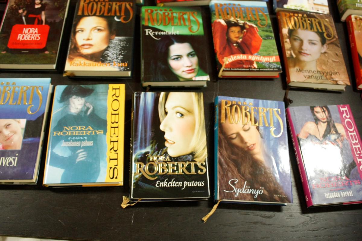 EuroHuuto Nora Roberts kirjoja (H5)